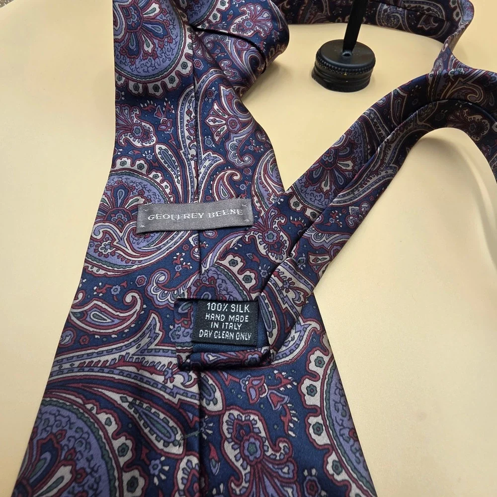 Geoffrey Beene Mens Silk Necktie Blue Burgundy Paisley Hand Made in Italy